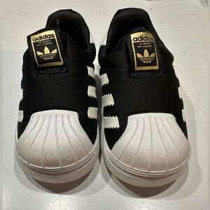 Adidas unisex toddler shoes. Size K6